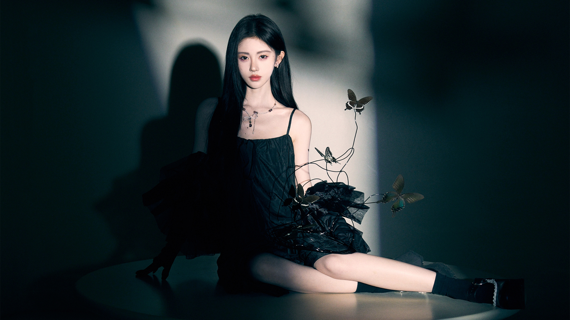 暗色系鞠婧祎美女电脑壁纸，免费下载