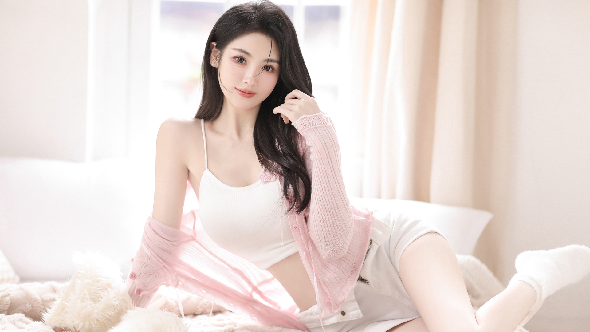 甜美长发美女粉色毛衣写真，健美身材壁纸免费下载