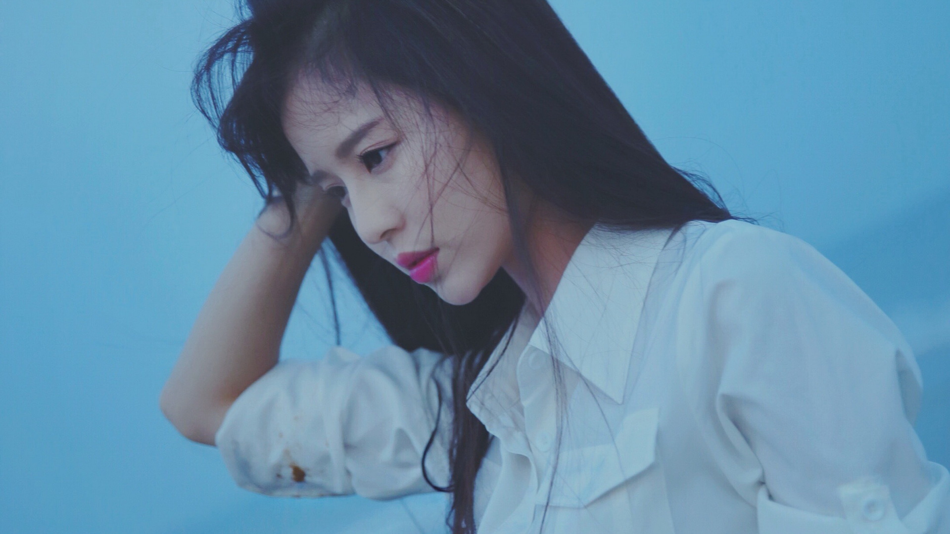 温心(Swan) 淡雅美女桌面壁纸，免费高清电脑壁纸精选下载