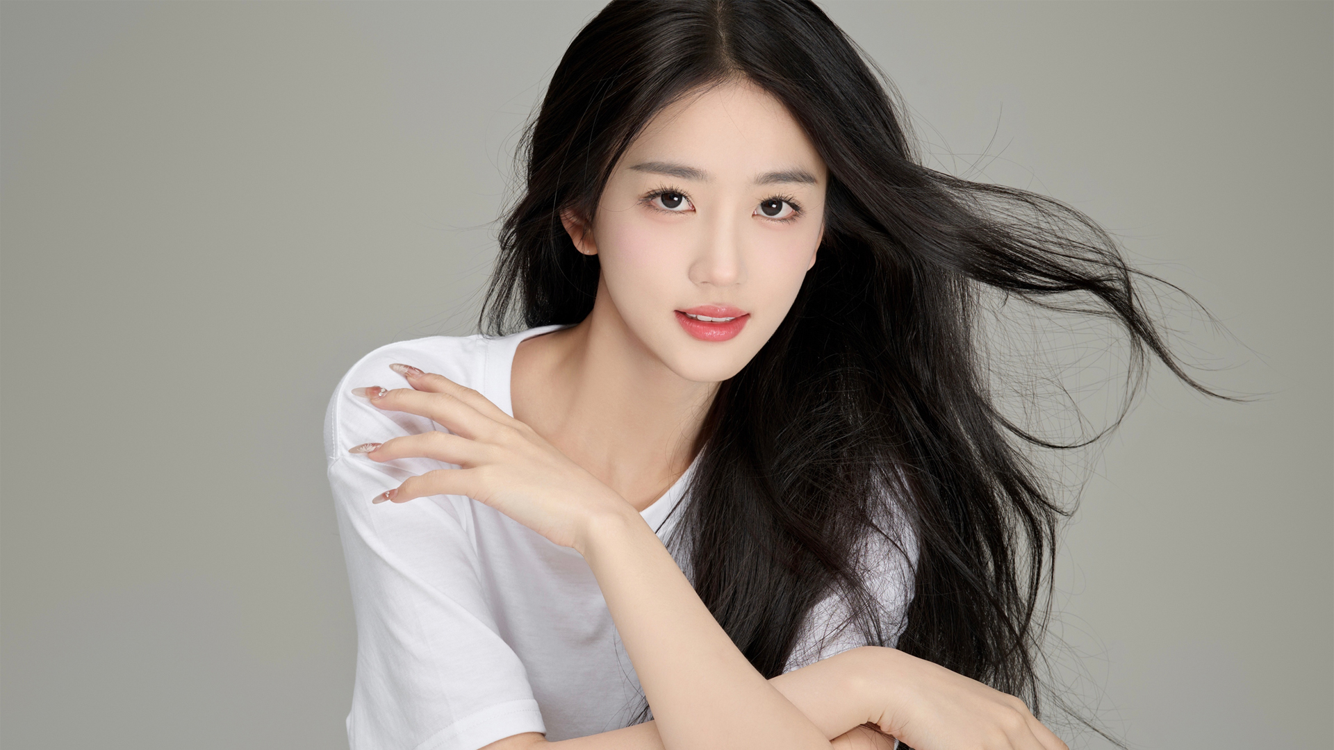 长发白衣美女潘敏惊艳壁纸，免费高清电脑桌面背景下载