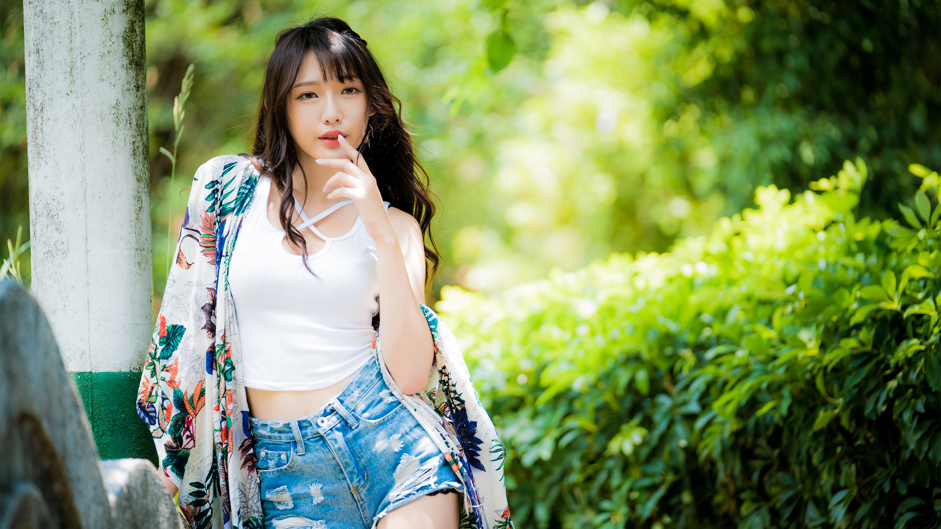 美女模特儿户外绿荫写真，白色上衣搭配牛仔裤短裤，高清壁纸免费下载