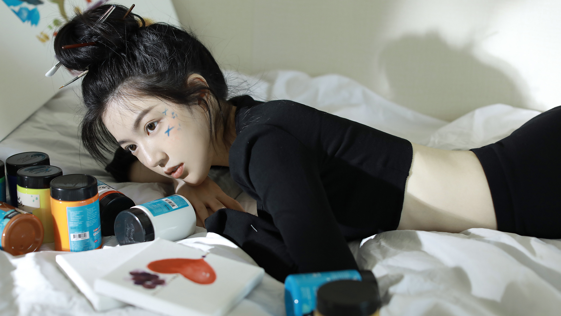2K高清美女壁纸，黑色衣服画画美女，电脑壁纸免费下载