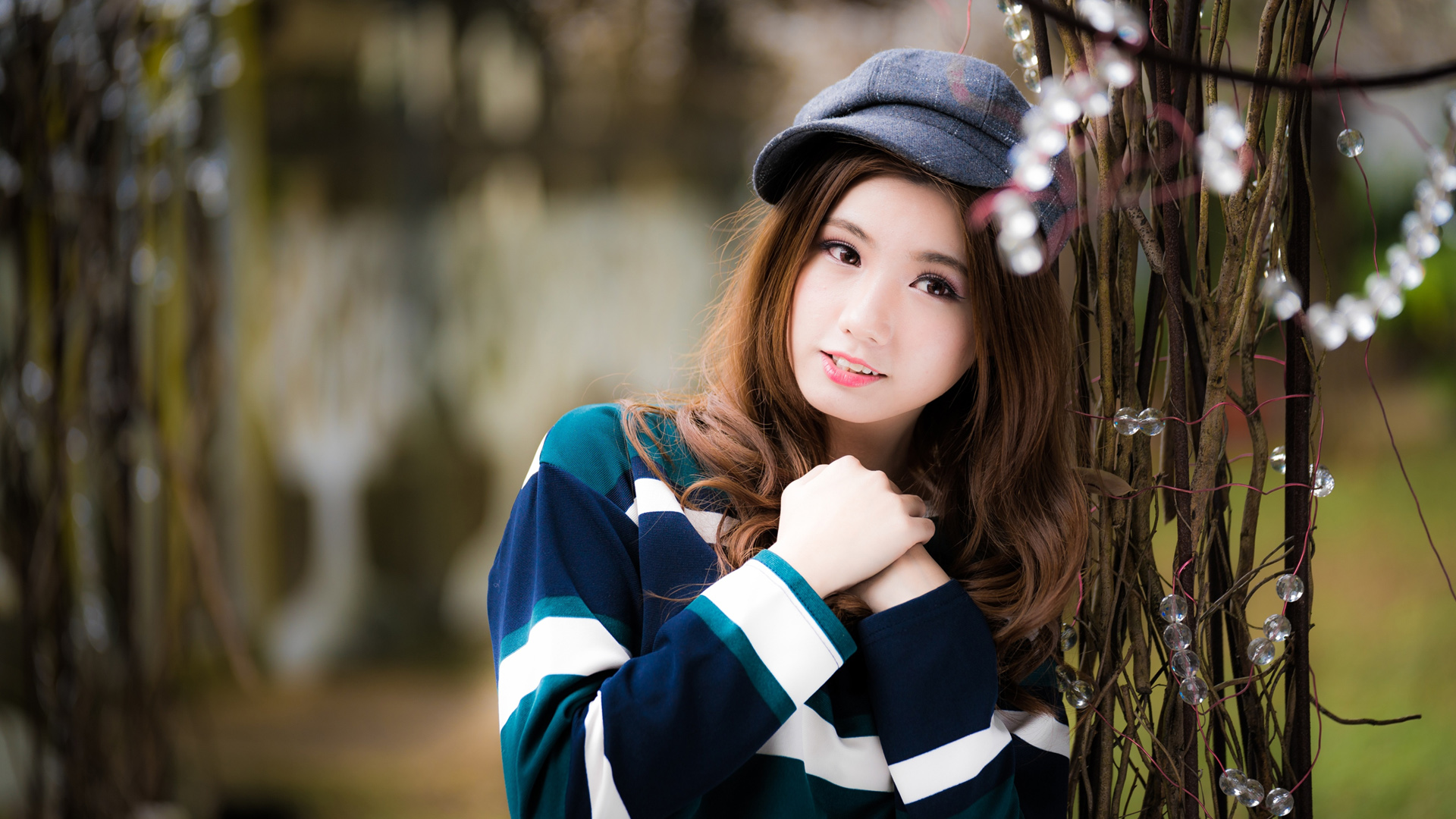 清纯长发女孩帽子造型，精选美女壁纸免费下载