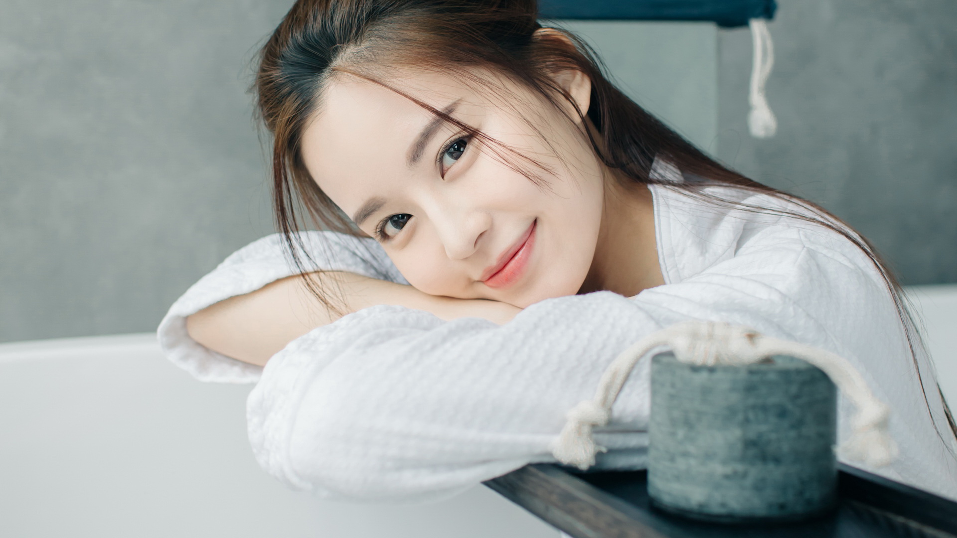 温心(Swan)居家美女壁纸，温馨可爱，免费下载电脑背景