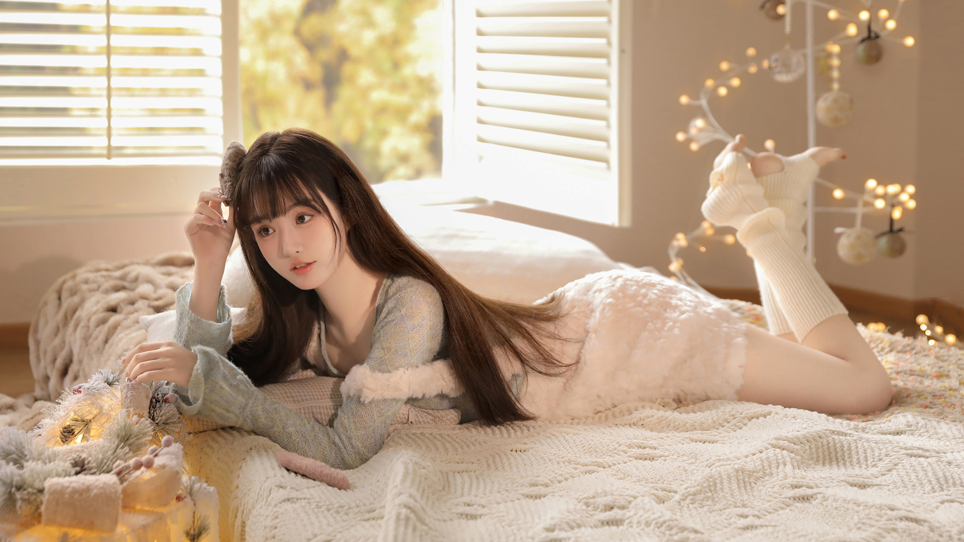 圣诞节长发清纯美女，毛衣袜子温暖床铺，精选桌面壁纸美女免费下载
