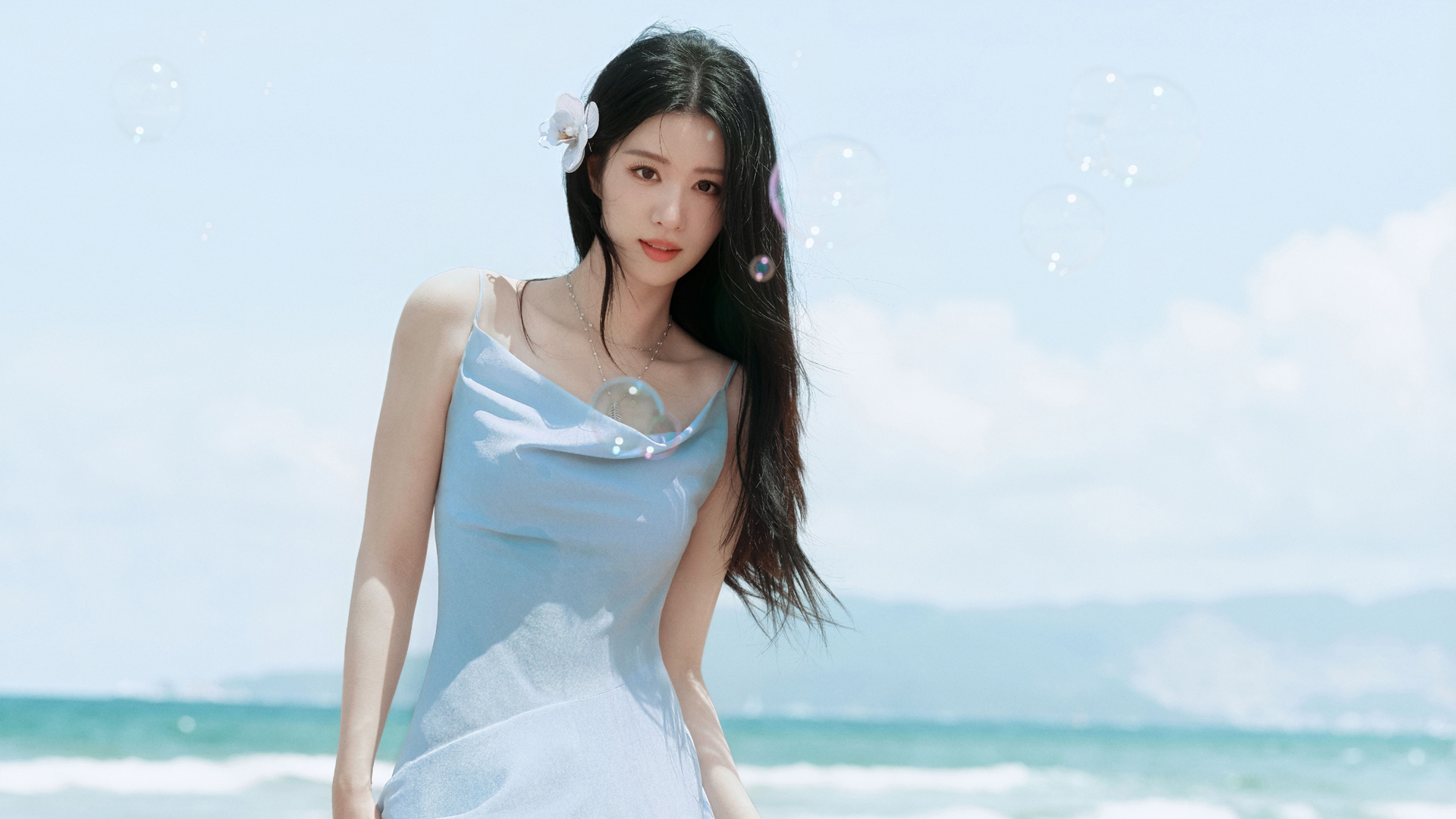 王楚然海边长发飘逸蓝裙美照，免费高清桌面壁纸下载