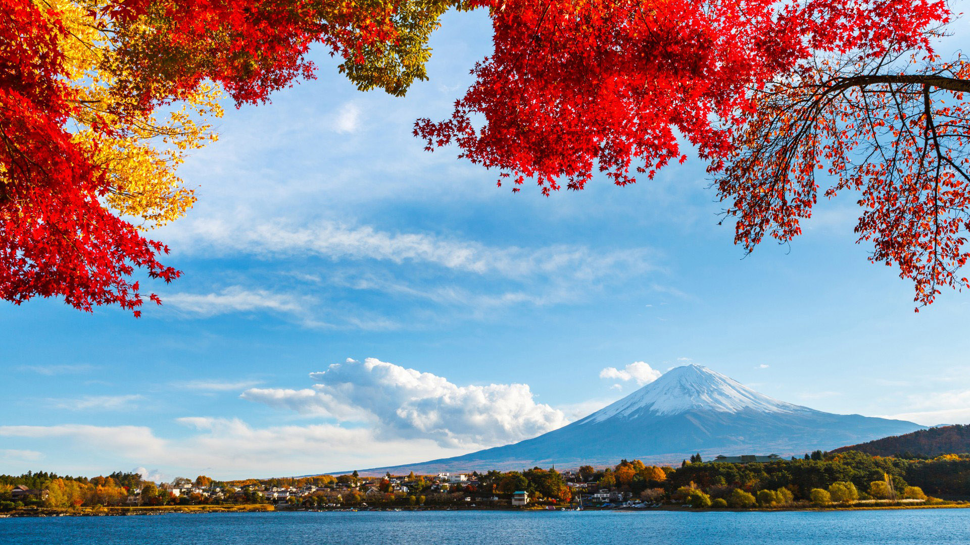日本富士美景壁纸，天空云卷、树影婆娑、河流蜿蜒，免费下载装点你的电脑桌面