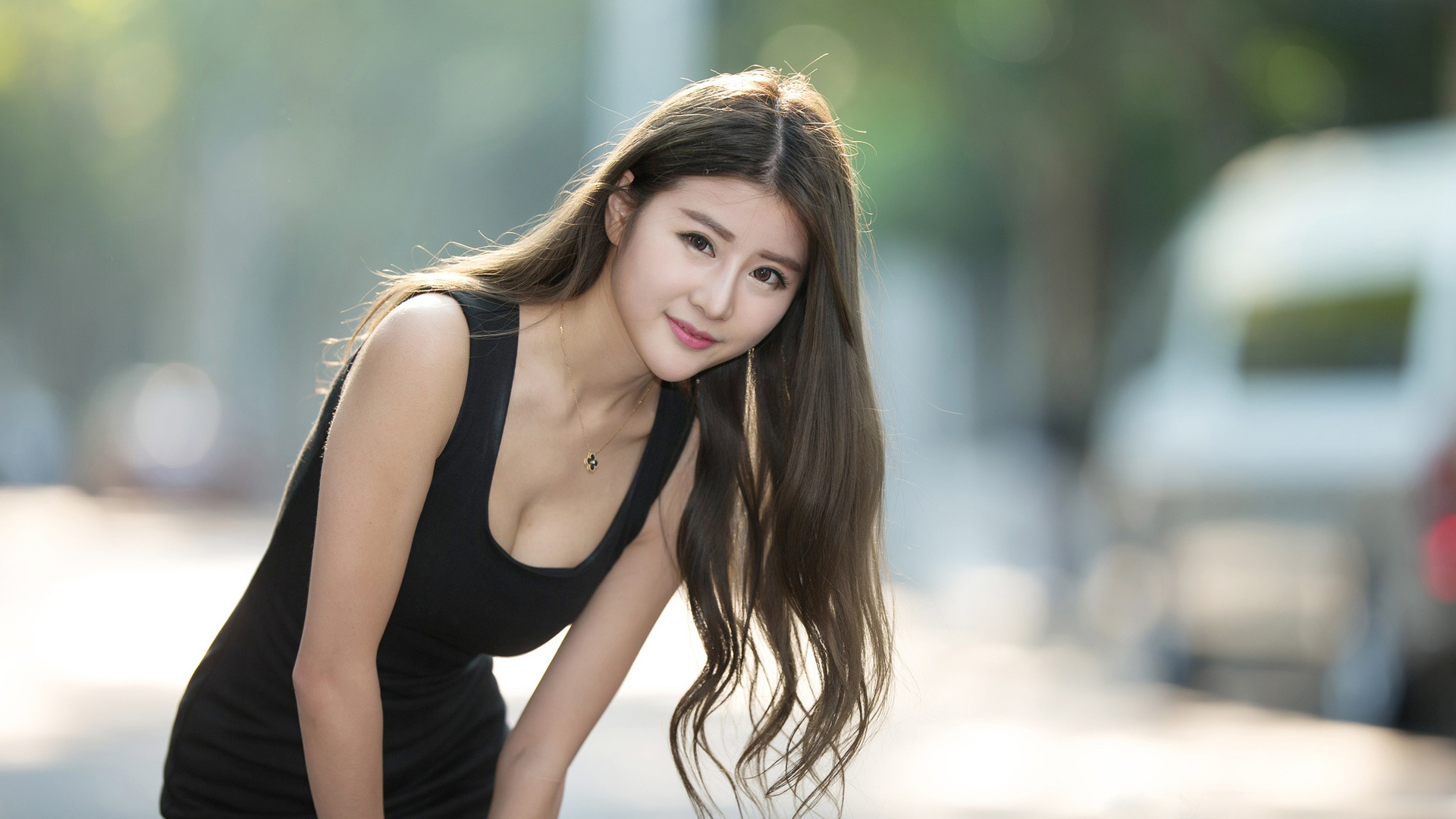 黑色裙子卷发美女弯腰，美胸迷人桌面壁纸，免费电脑壁纸下载
