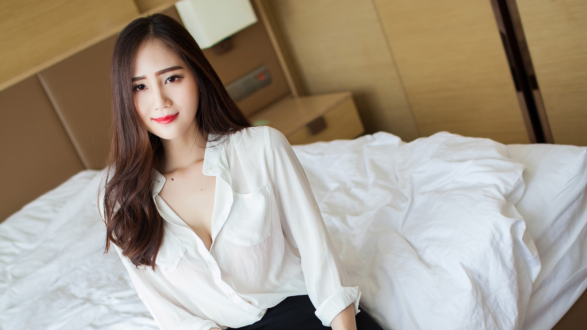 女神SISY穿搭桌面壁纸，白衬衫配黑短裙，高清美女壁纸免费下载