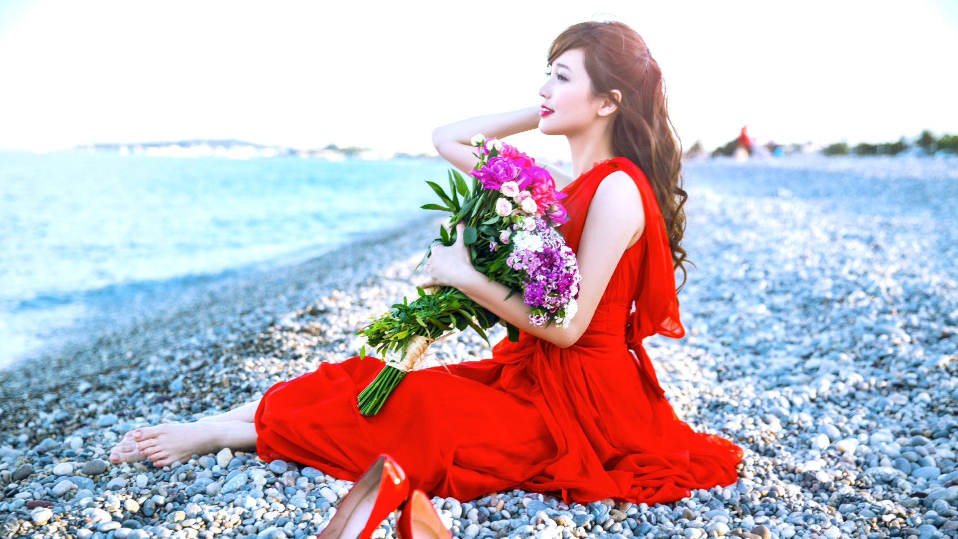 金莎唯美海边写真，红裙鲜花映沙滩，高清壁纸免费下载装点桌面