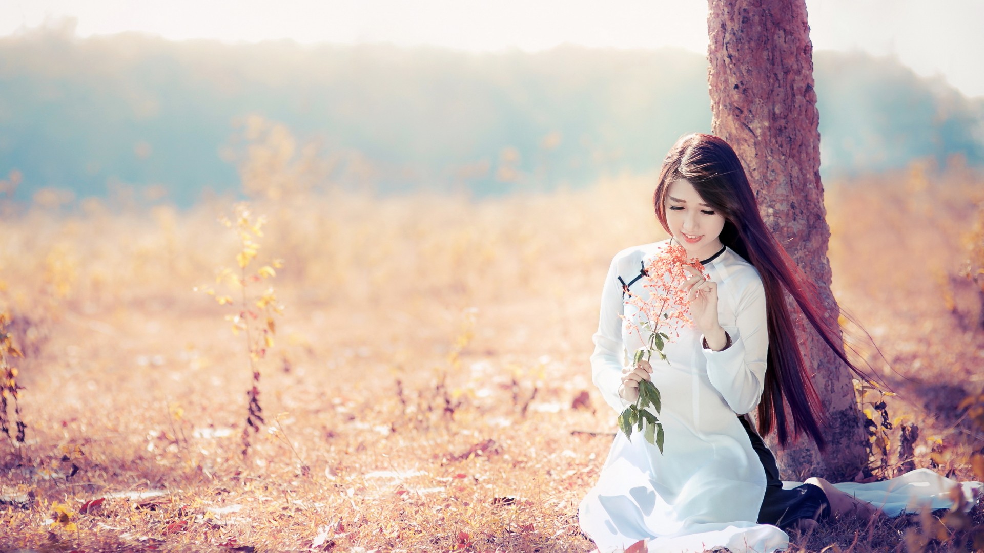 清新白裙美女，长发飘飘，花簇笑颜，心情明媚，可爱壁纸免费下载