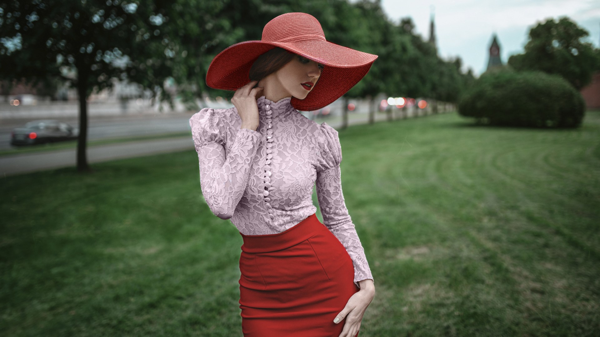 美女时尚壁纸，气质红唇配短裙，红色帽子点缀，免费电脑壁纸下载
