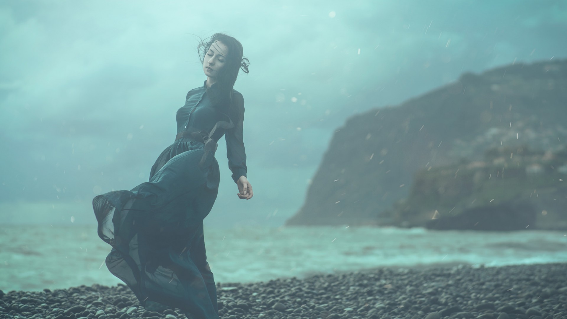 女孩海边礼服裙子写真，心情畅享，绝美桌面壁纸免费下载