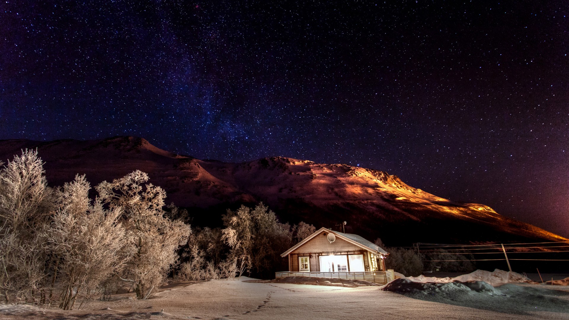 山区冬夜雪景，自然之美，免费高清桌面壁纸下载