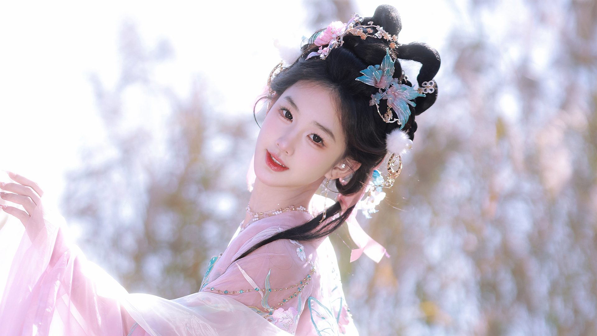 黄玉瑶国风大典粉色古装美女壁纸，免费下载