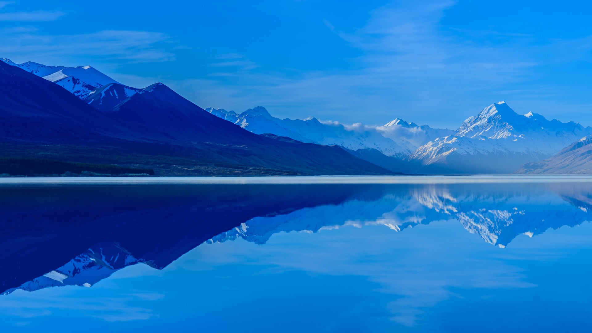 普卡基湖美景，山峦映衬，天空如画——免费高清桌面壁纸下载