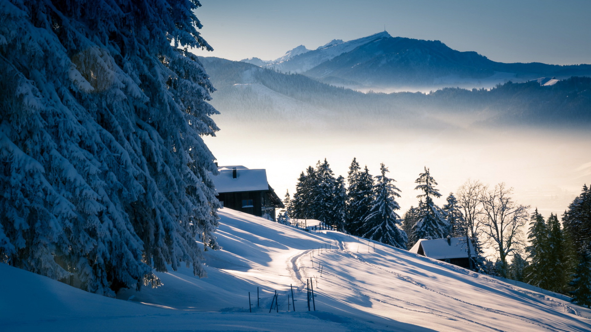 冬日山景，雪景如画，道路与房屋点缀，免费高清桌面壁纸下载