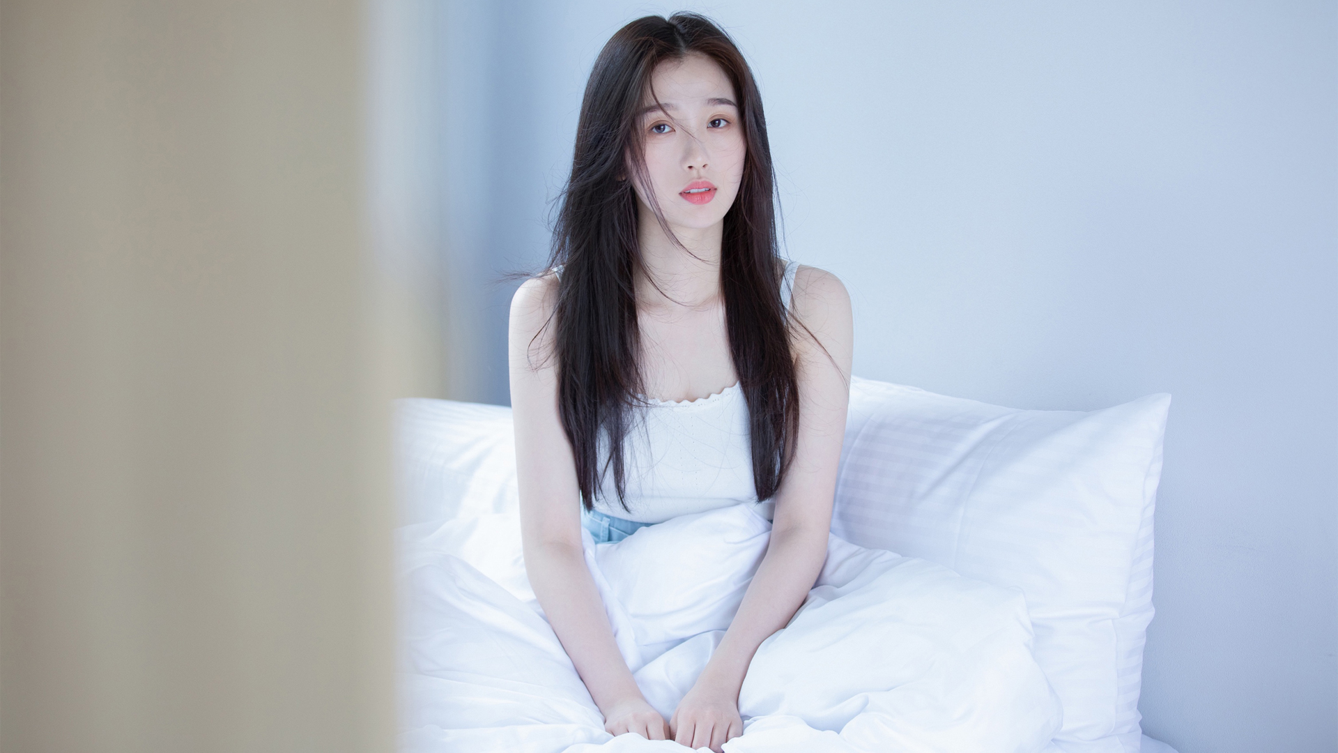 长发美女虞书欣养眼壁纸，高清影视电脑版免费下载