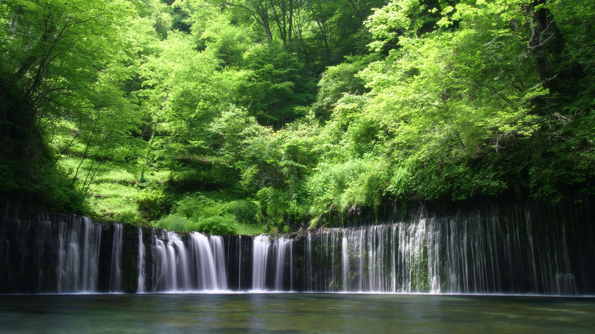 瀑布流水美景桌面壁纸，免费高清电脑背景下载