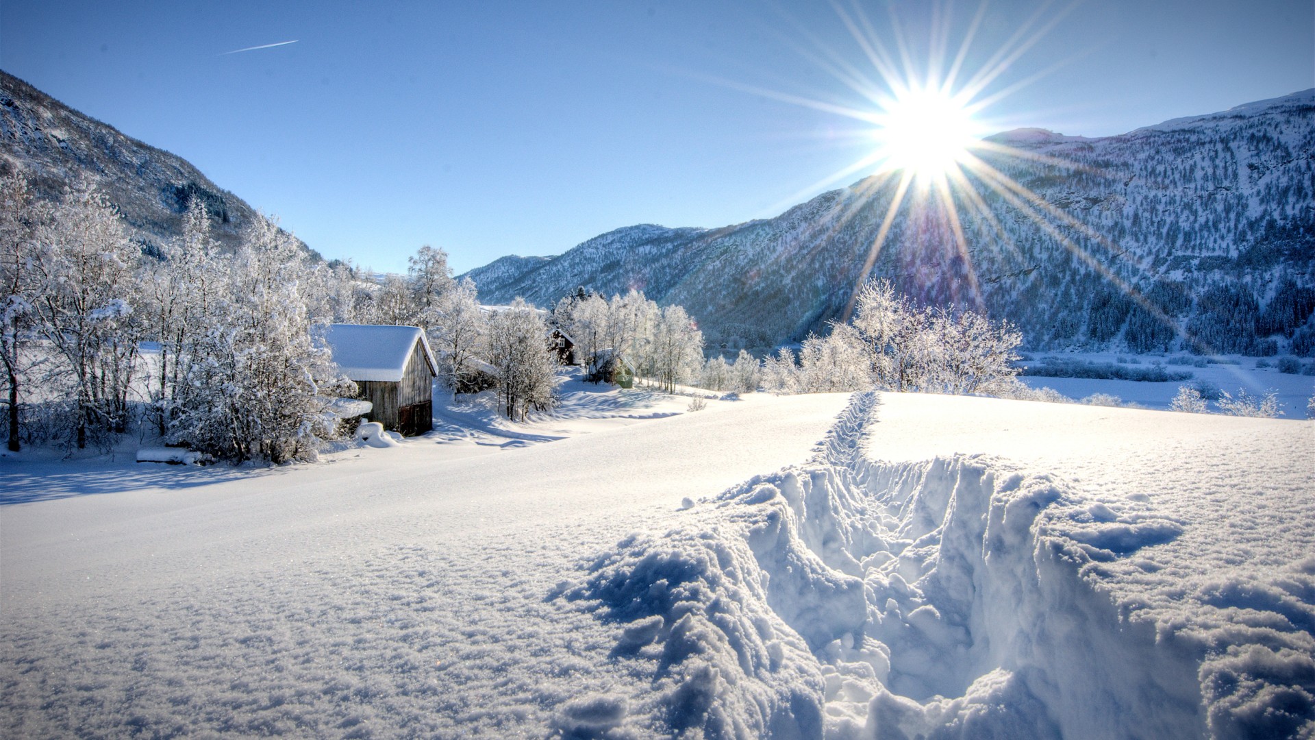 冬日雪景，积雪覆盖的路与房，阳光洒落，绝美风景壁纸免费下载