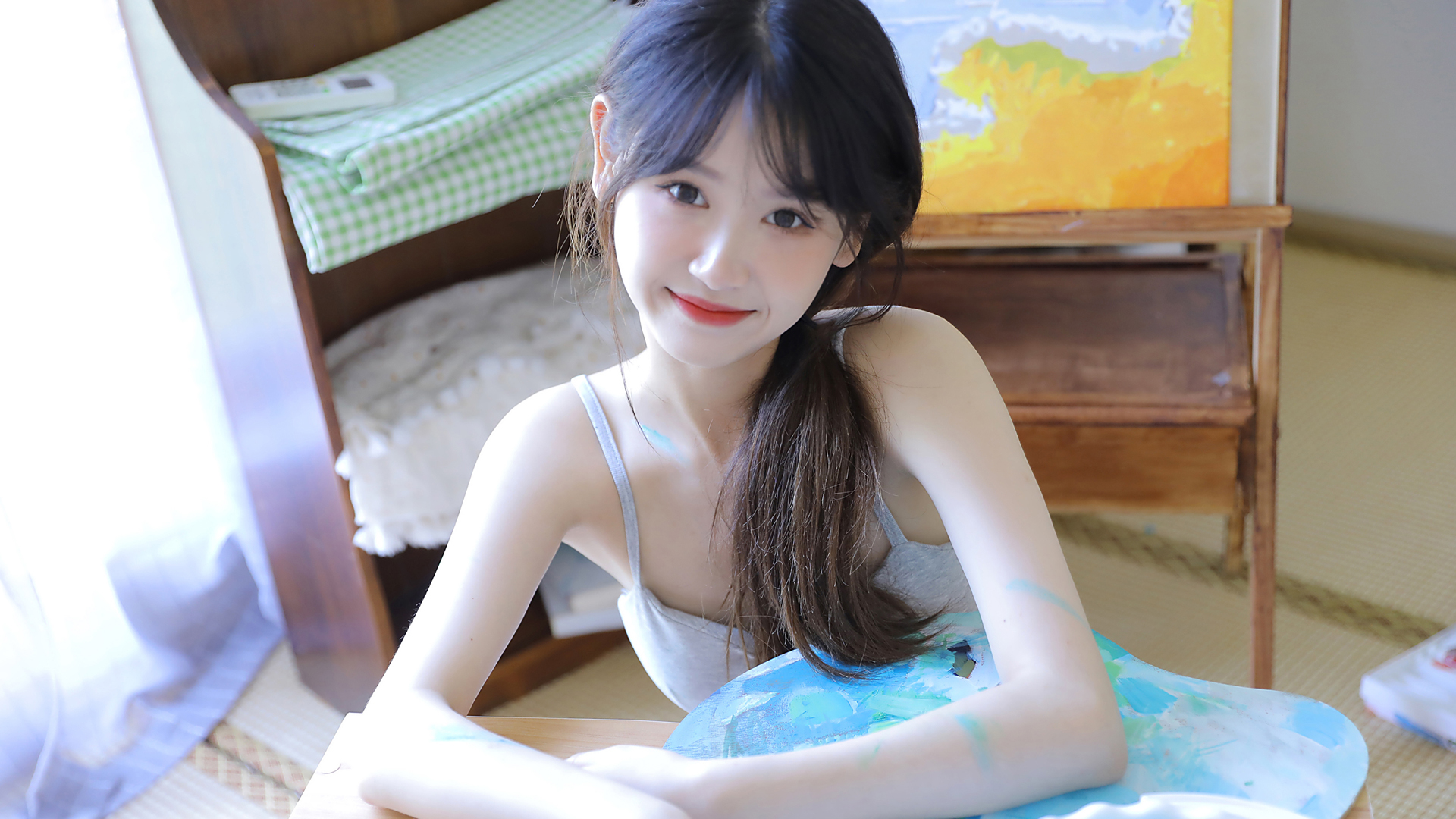 可爱女孩长马尾辫画画，精选高清美女电脑壁纸免费下载