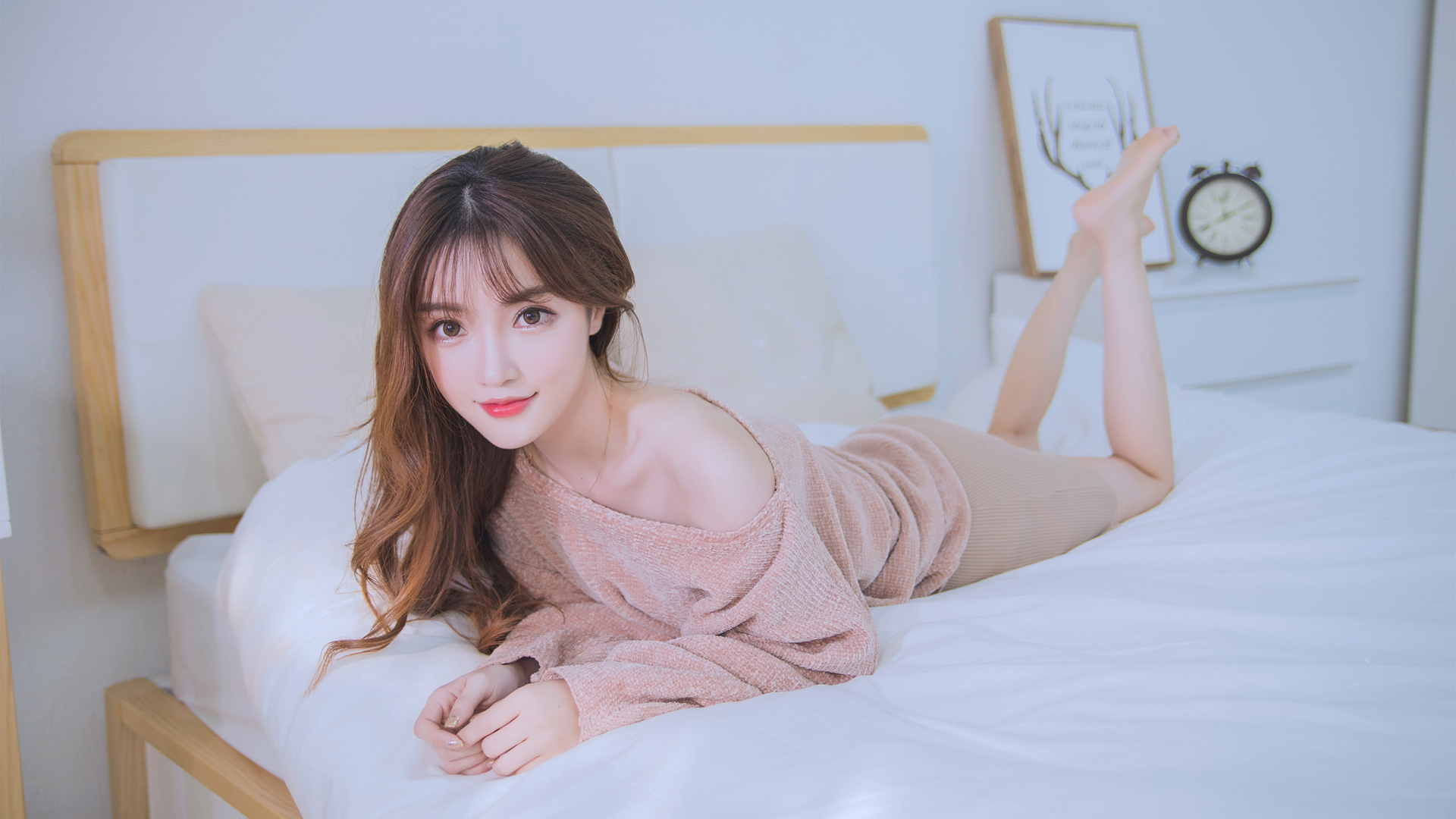 长发优雅露肩美女壁纸，精选免费电脑壁纸下载