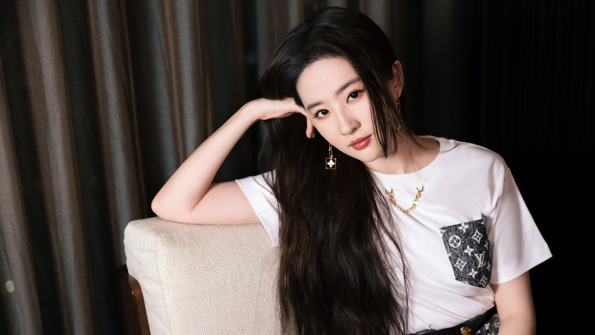 刘亦菲，长卷发白衣高清美女壁纸，免费电脑壁纸下载