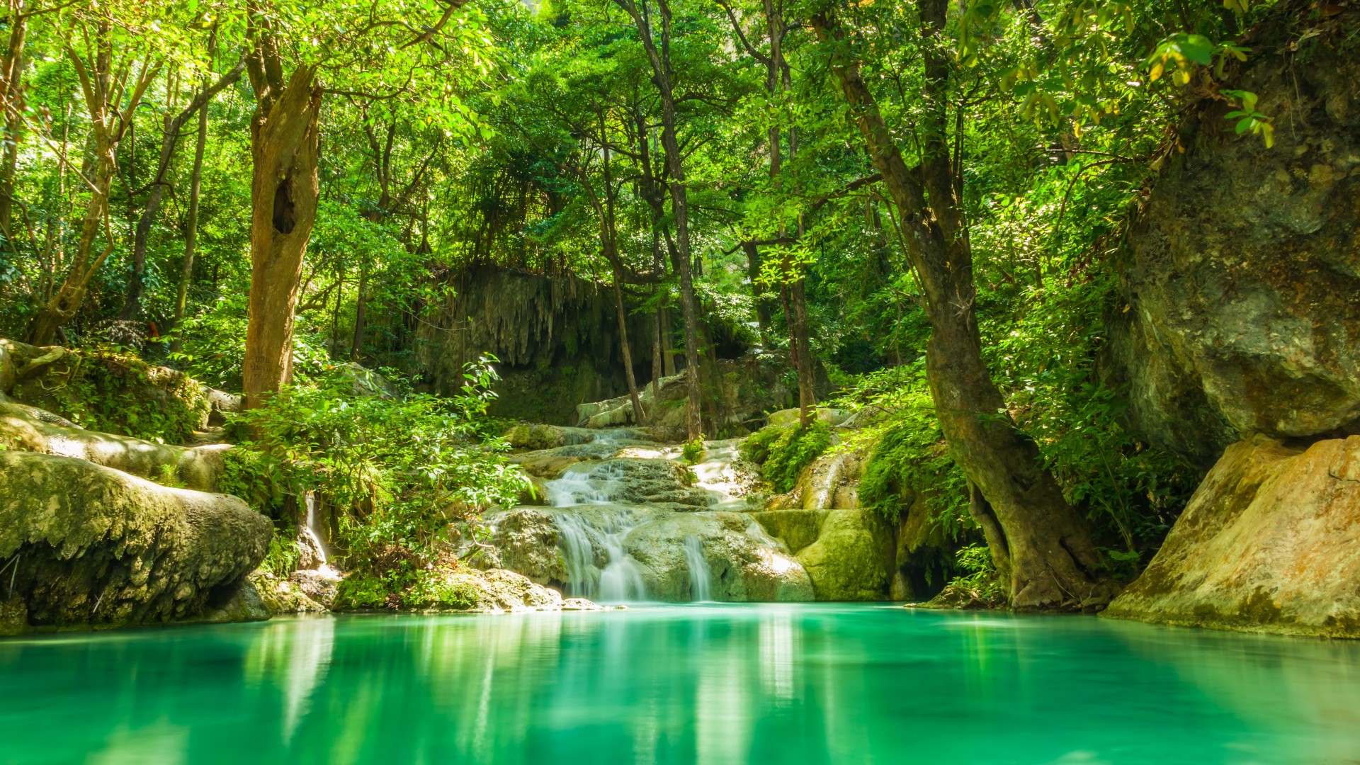 夏日森林湖泊美景，溪流瀑布怪石，免费自然风景壁纸下载