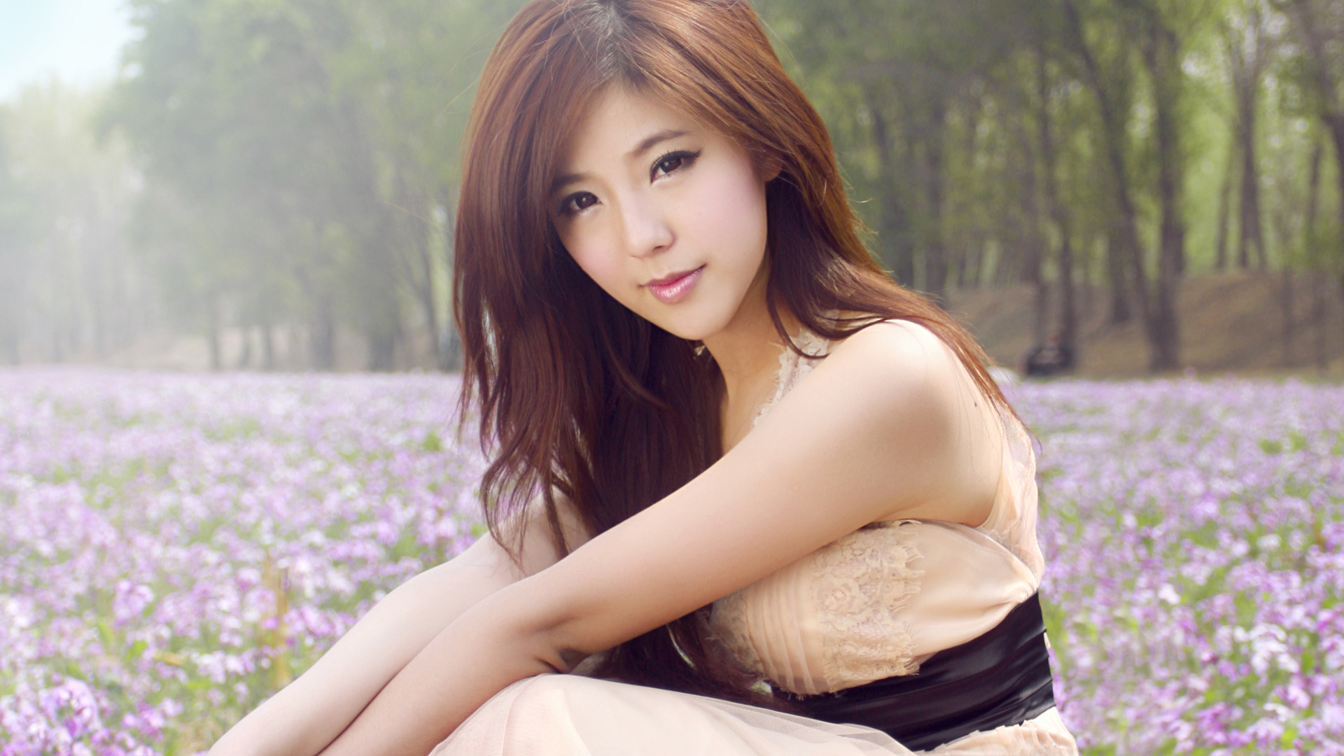 赵奕欢，校园美女写真集，性感花海主题，高清美女图片与免费电脑壁纸下载