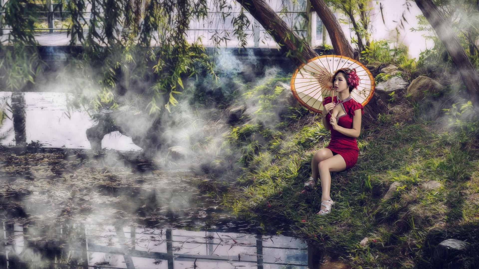 唯美中国风，女孩撑伞倚柳，河畔风景如画，免费电脑壁纸下载