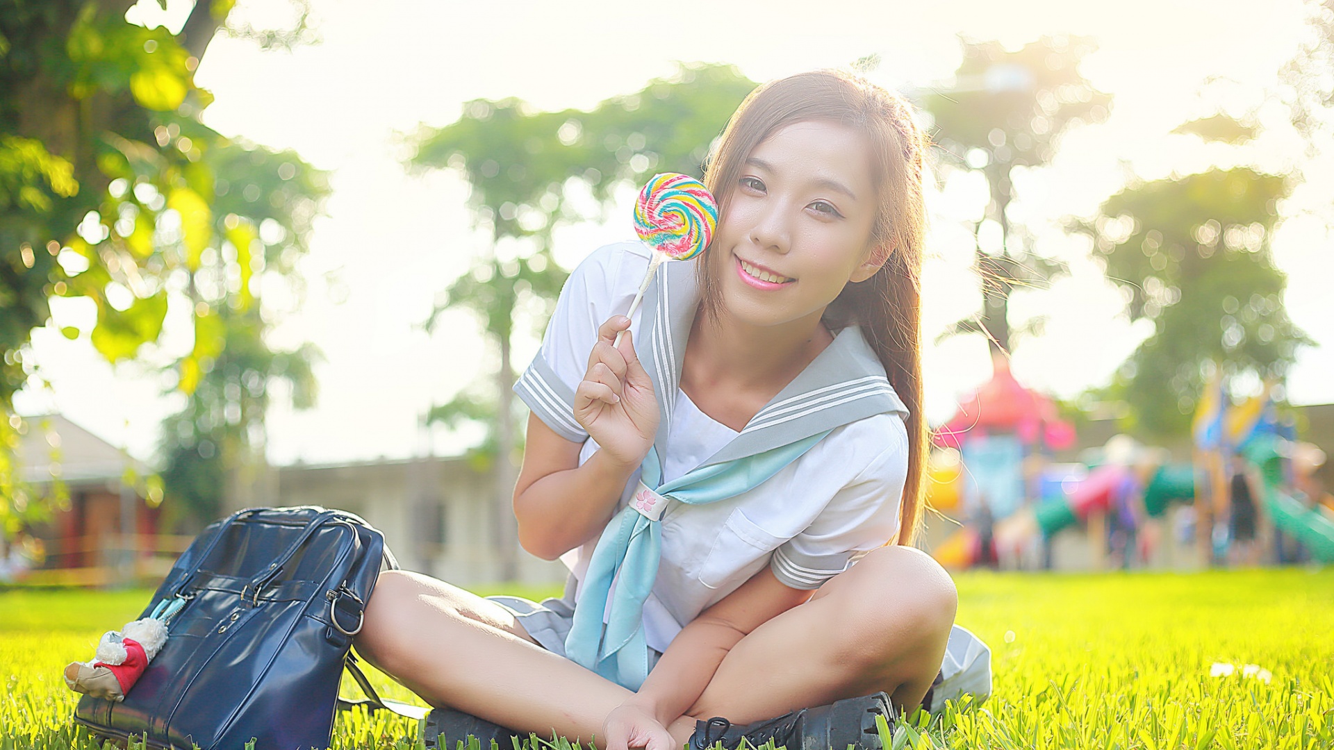 草地微笑女孩，甜蜜快乐桌面壁纸，美女高清免费下载