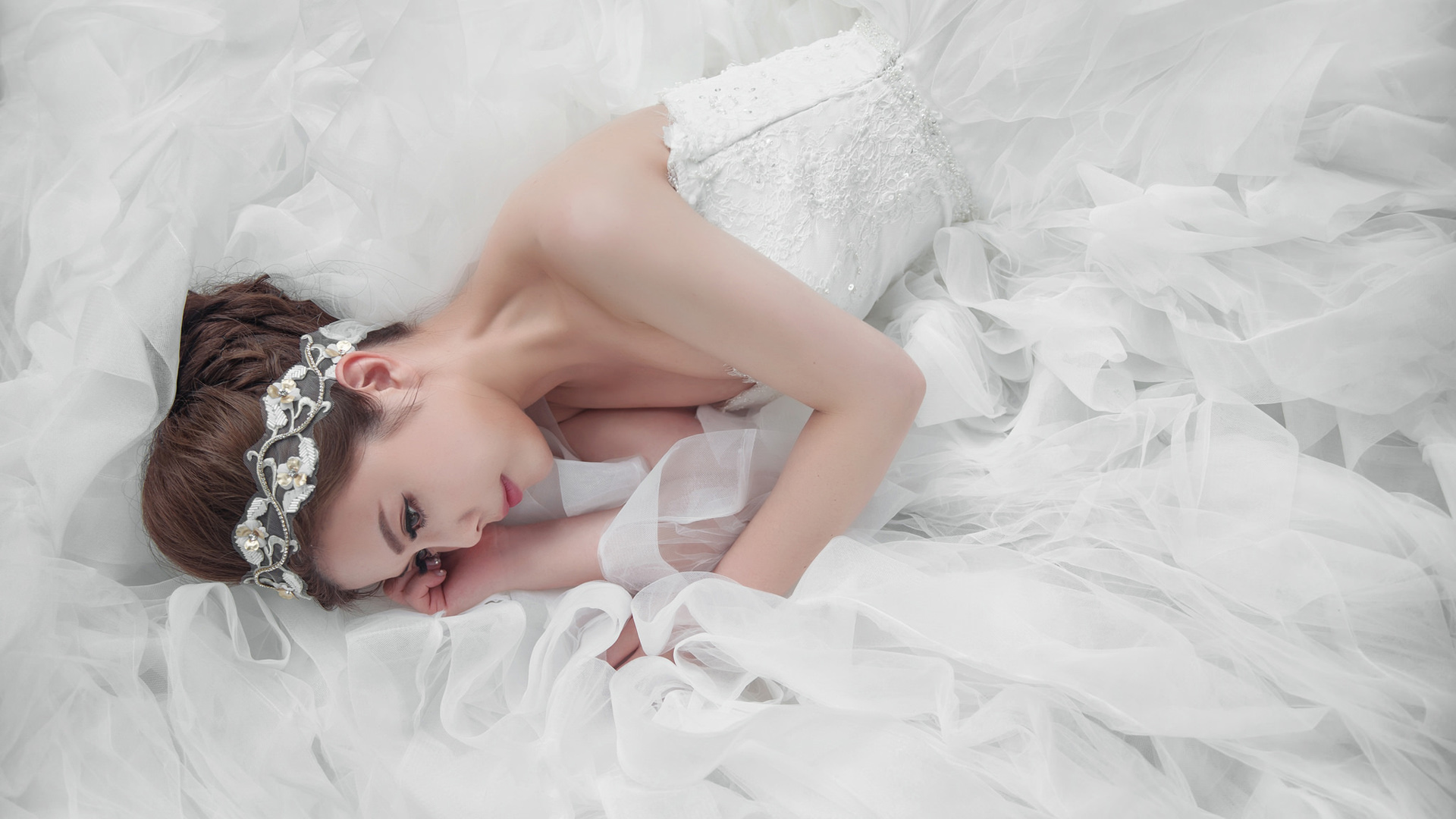 白色婚纱新娘美女桌面壁纸