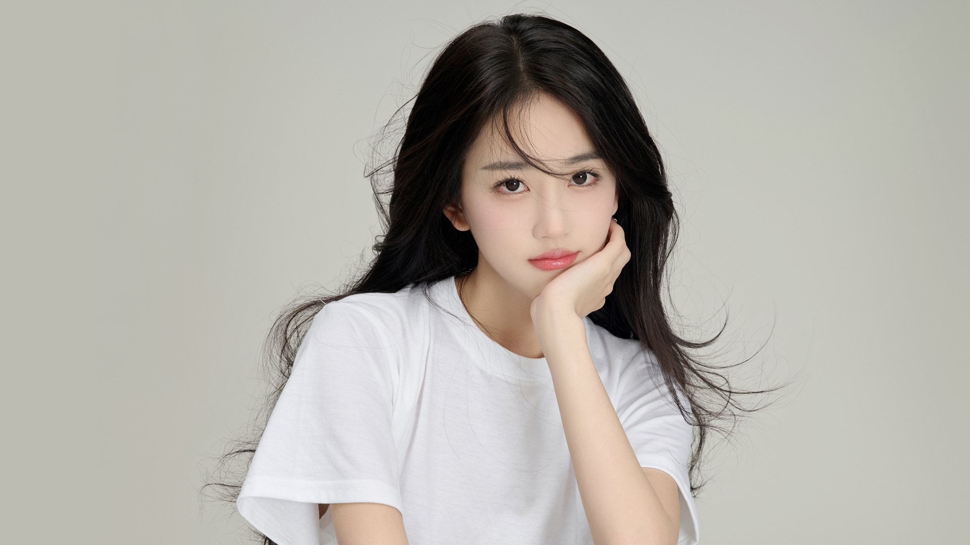清新脱俗，潘敏美女壁纸免费下载，一手托腮展现清纯魅力