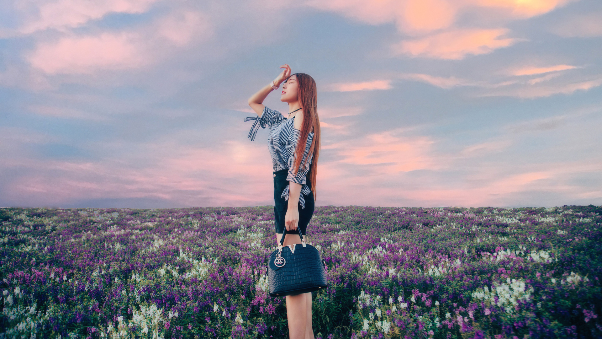 薰衣草花海美女风光壁纸，唯美高清免费下载
