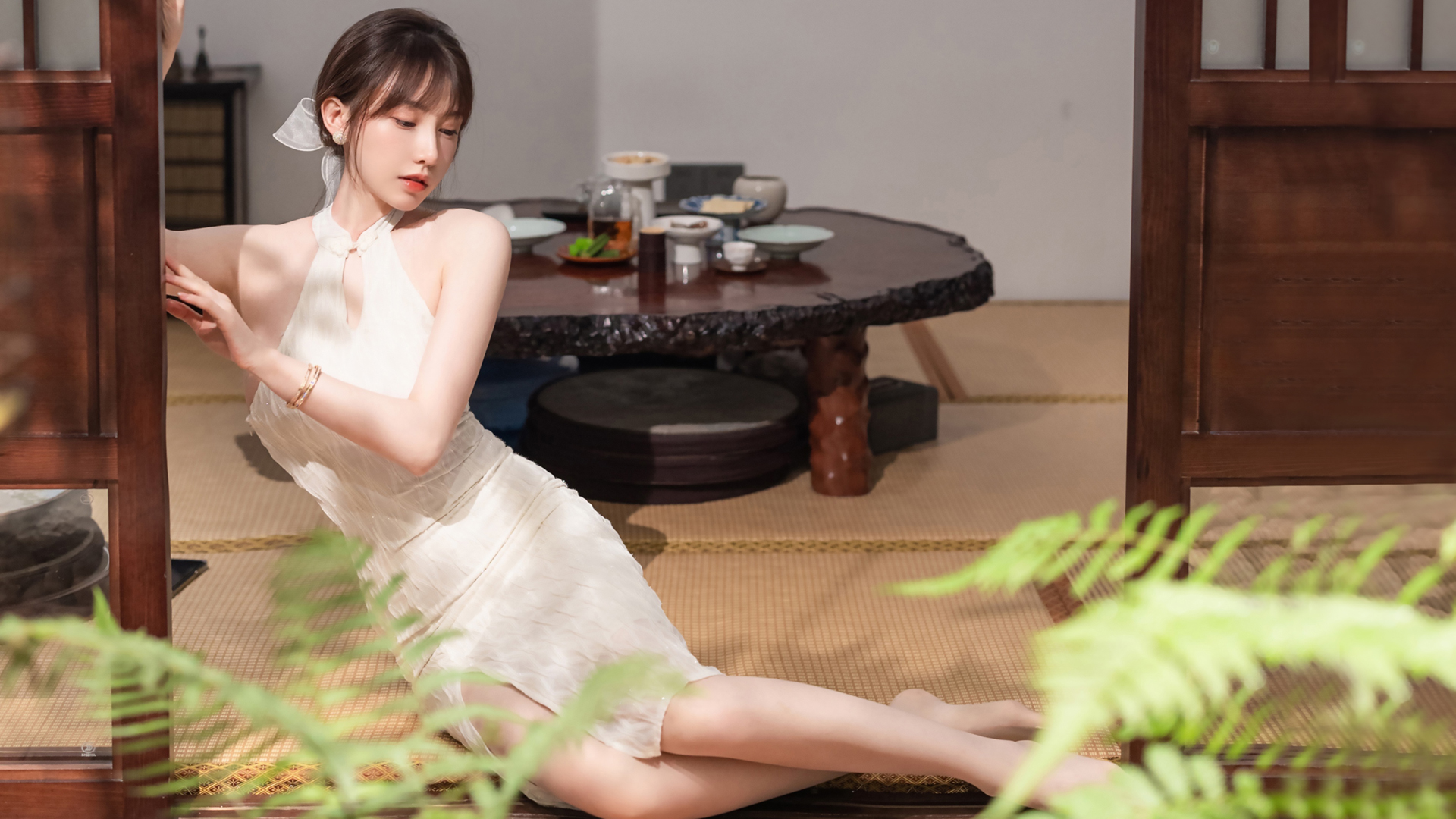 优雅旗袍美女刘奕宁，美腿高清壁纸，免费电脑桌面下载