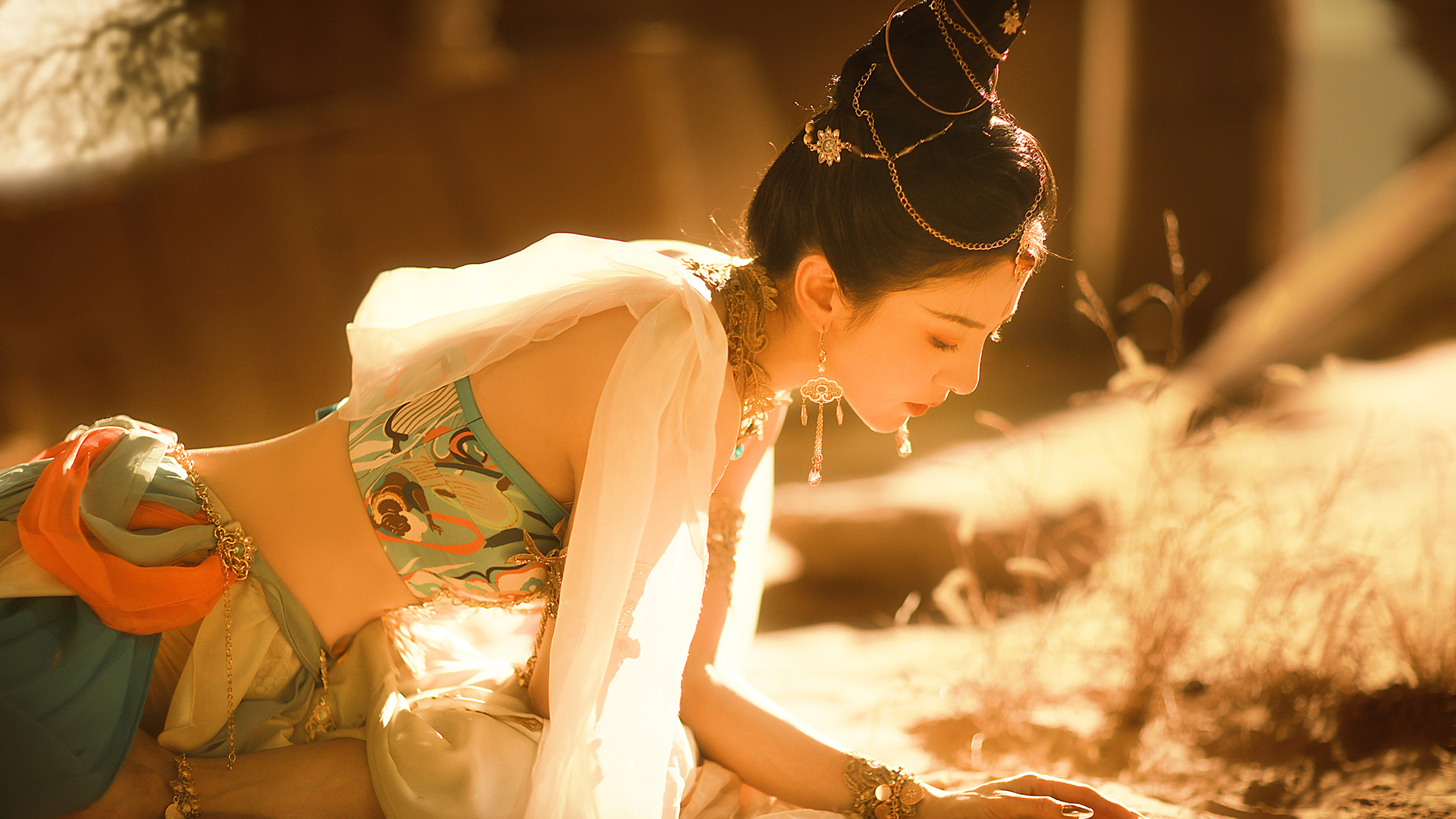 鸿音敦煌舞韵，阳光沙滩美女壁纸，养眼身材，免费下载！