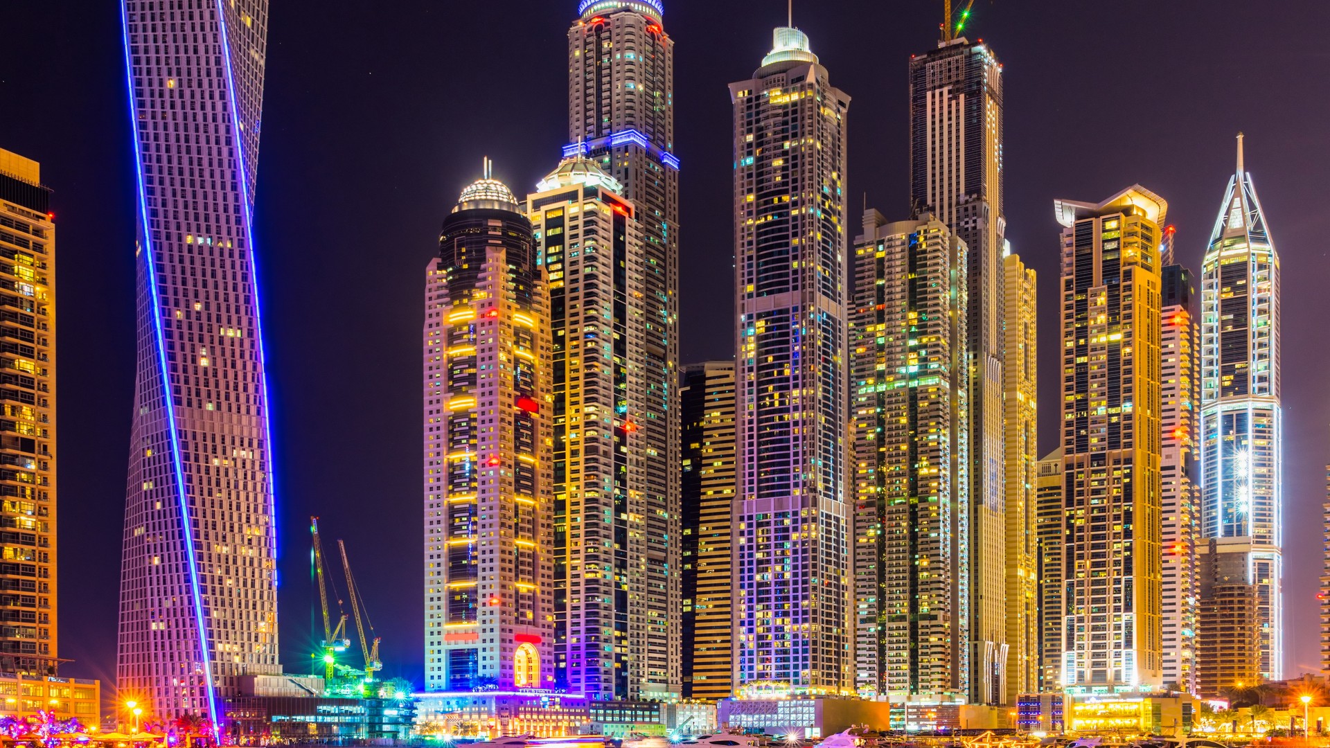 迪拜夜景，摩天大楼璀璨辉煌，色彩绚丽桌面壁纸免费下载