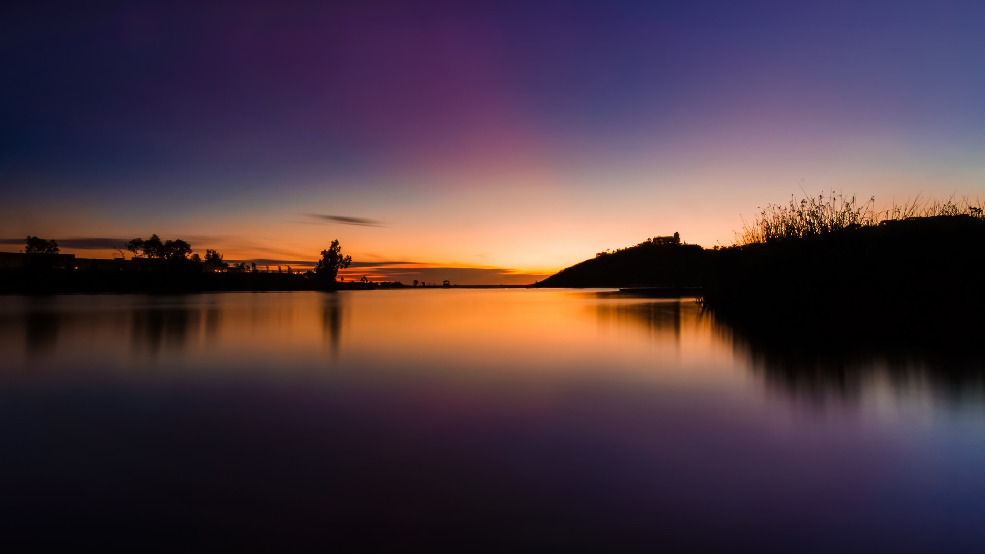 夕阳映湖，天空树影，绝美自然风景壁纸，免费下载电脑桌面背景