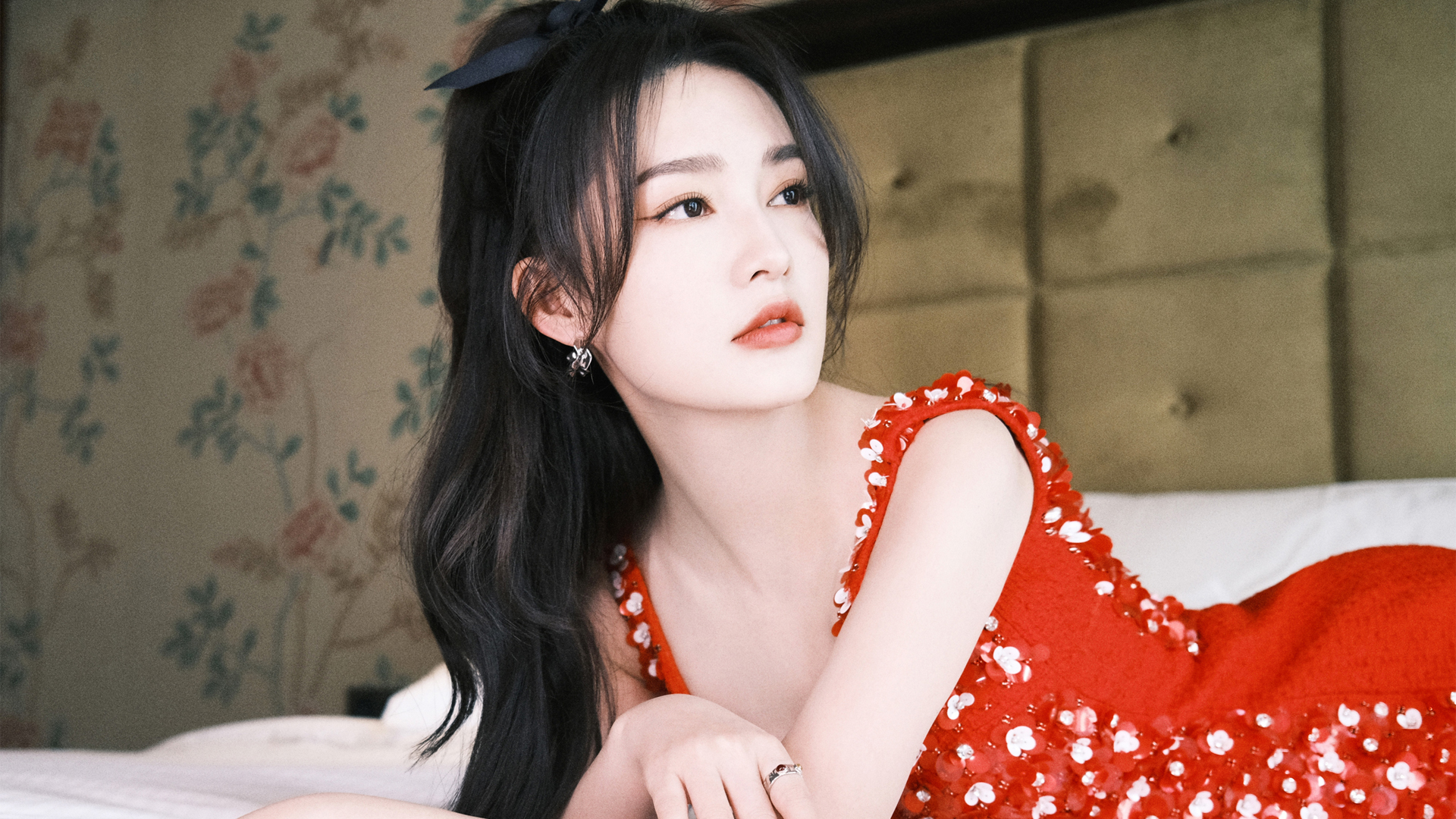 李沁高清美女壁纸，免费下载精选电脑桌面背景