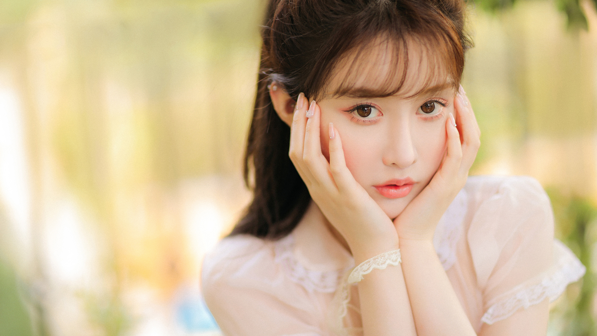 双手托腮可爱清纯美女壁纸