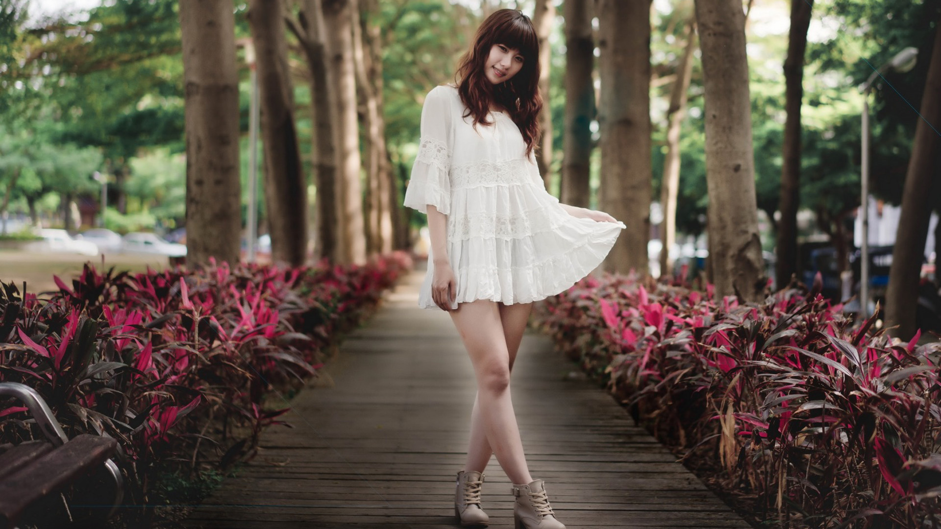 夏日公园时尚美女，白色裙子微笑倩影，养眼壁纸免费下载