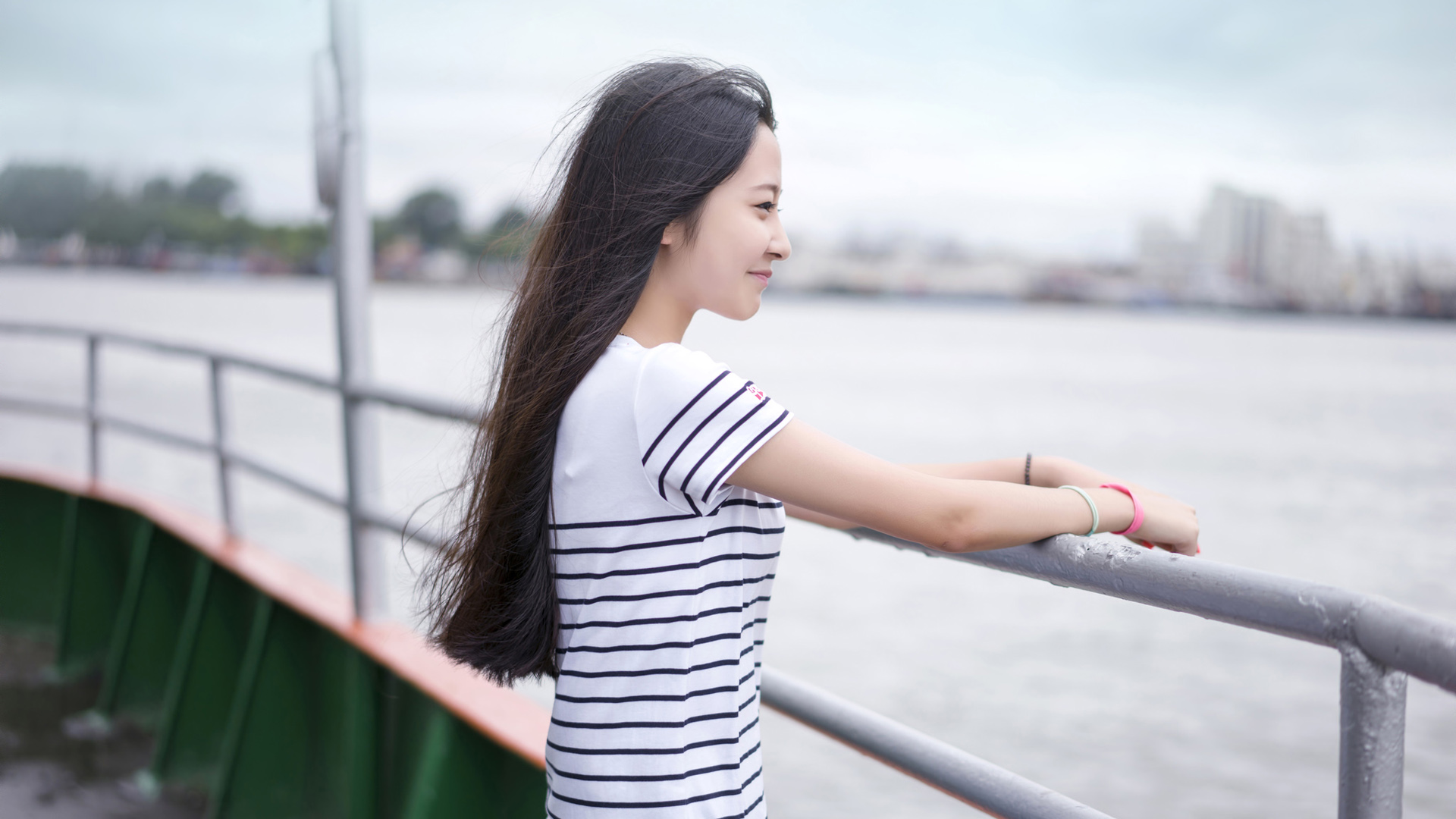 清新自然，长发白净美女壁纸，免费下载，装点你的电脑桌面