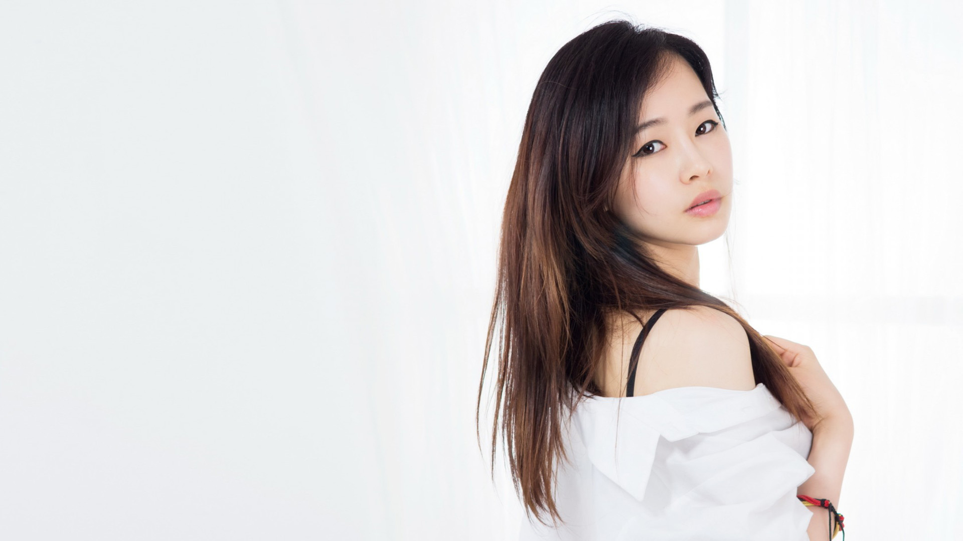 漂亮长发美女,白色衬衫,美女回眸桌面壁纸
