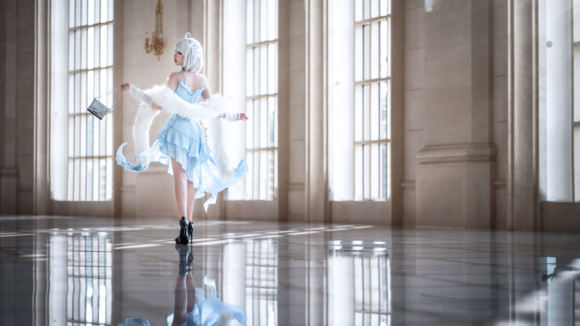 唯美背影，蓝色裙子Cosplay美女高清壁纸，免费电脑壁纸下载