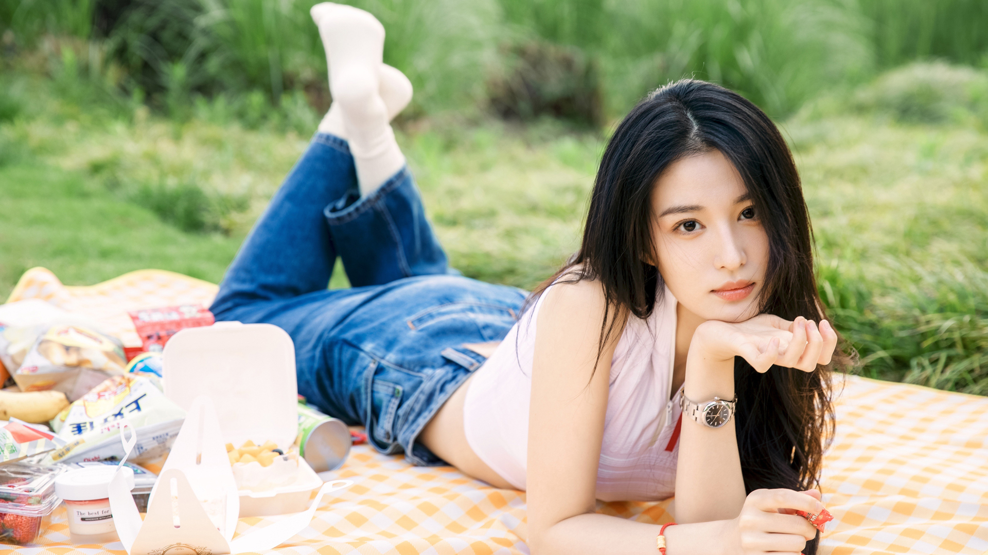 户外野餐美女图集，王楚然牛仔裤美照，高清电脑壁纸免费下载