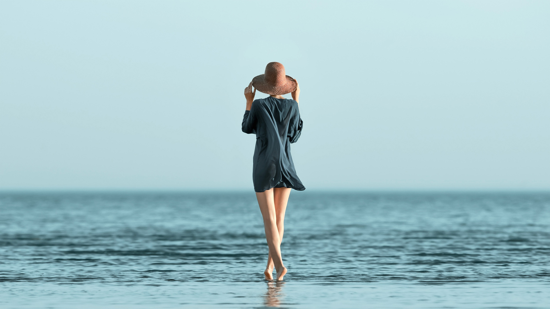 海边女孩，美丽裙子与帽子点缀，唯美桌面壁纸免费下载