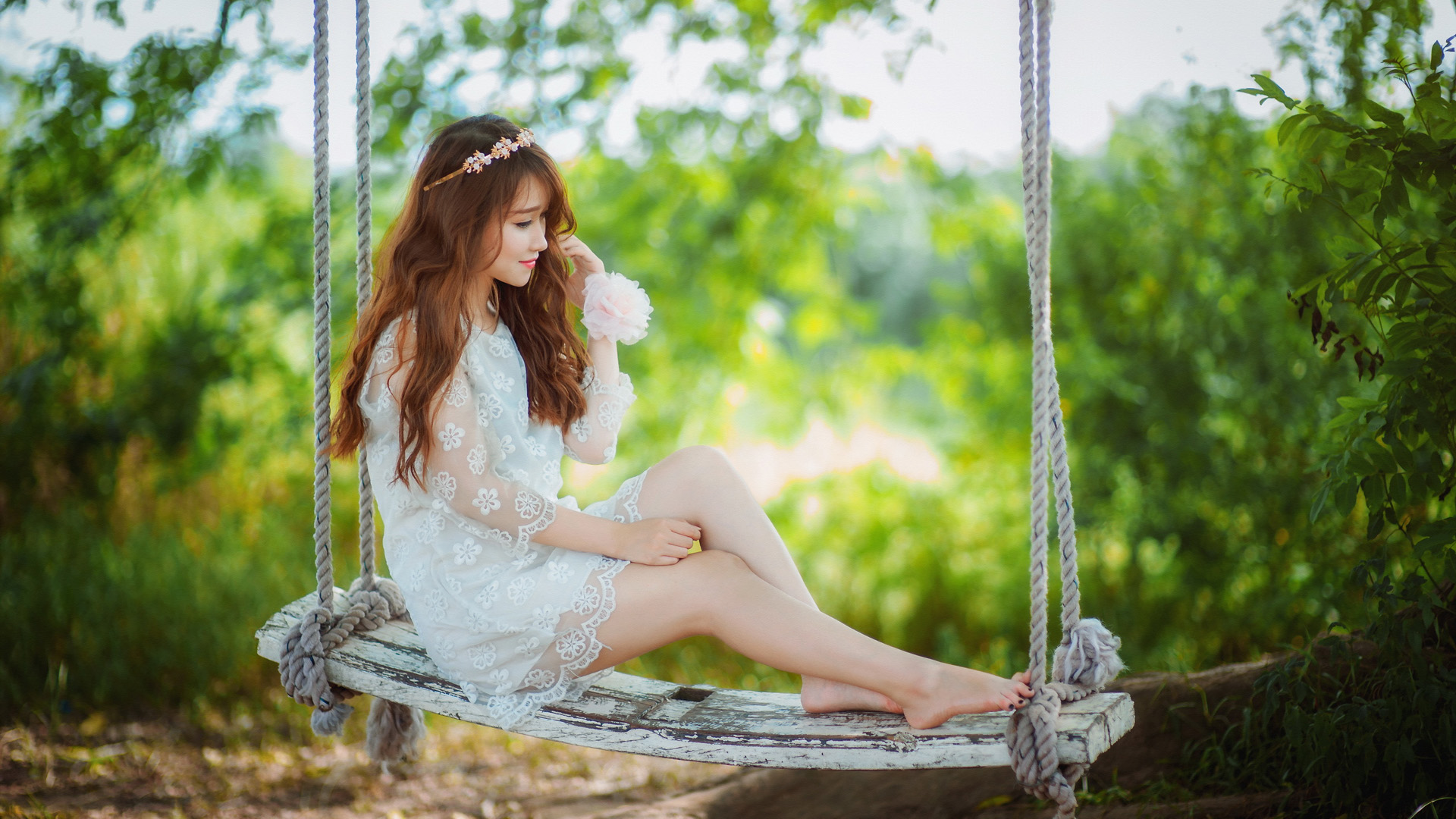 美女秋千倩影，夏日白色裙子风情，免费壁纸下载，心情随之飘扬