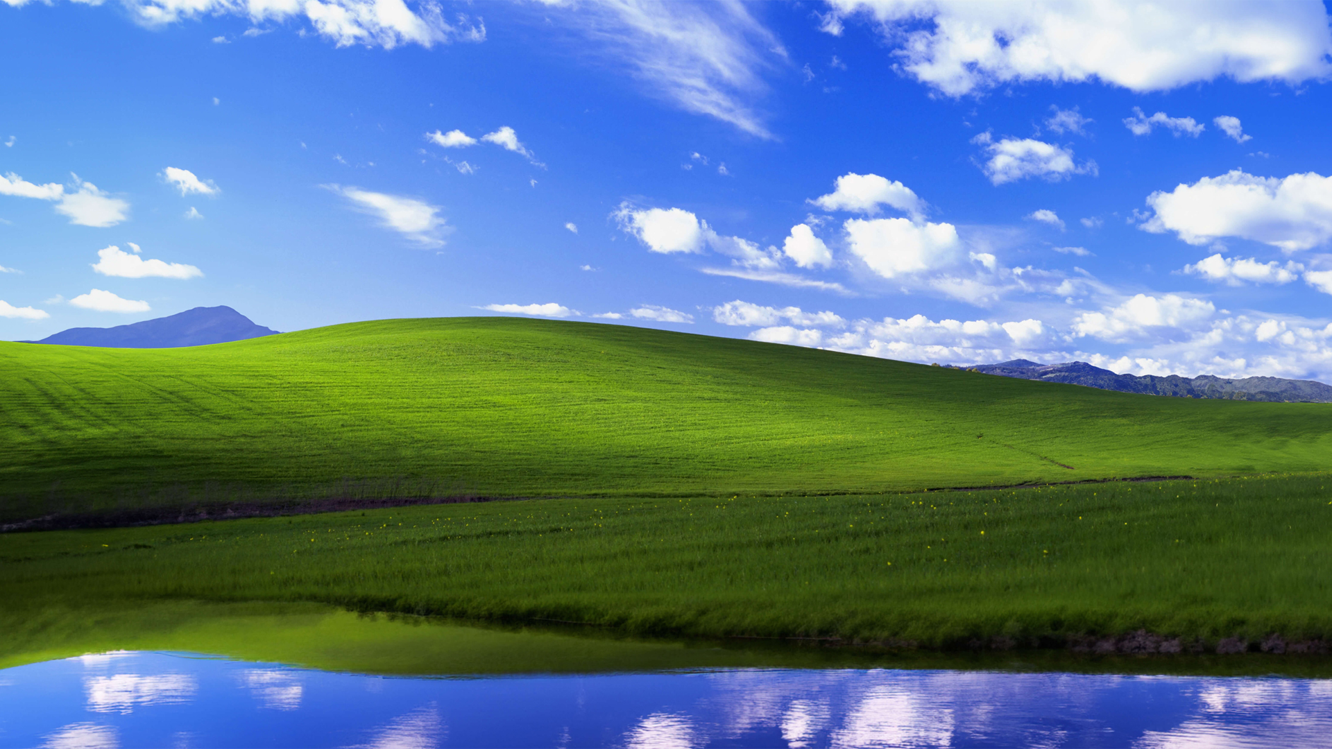 经典XP风格壁纸，蓝天白云绿草地，湖水清澈映美景，高清风景电脑壁纸免费下载