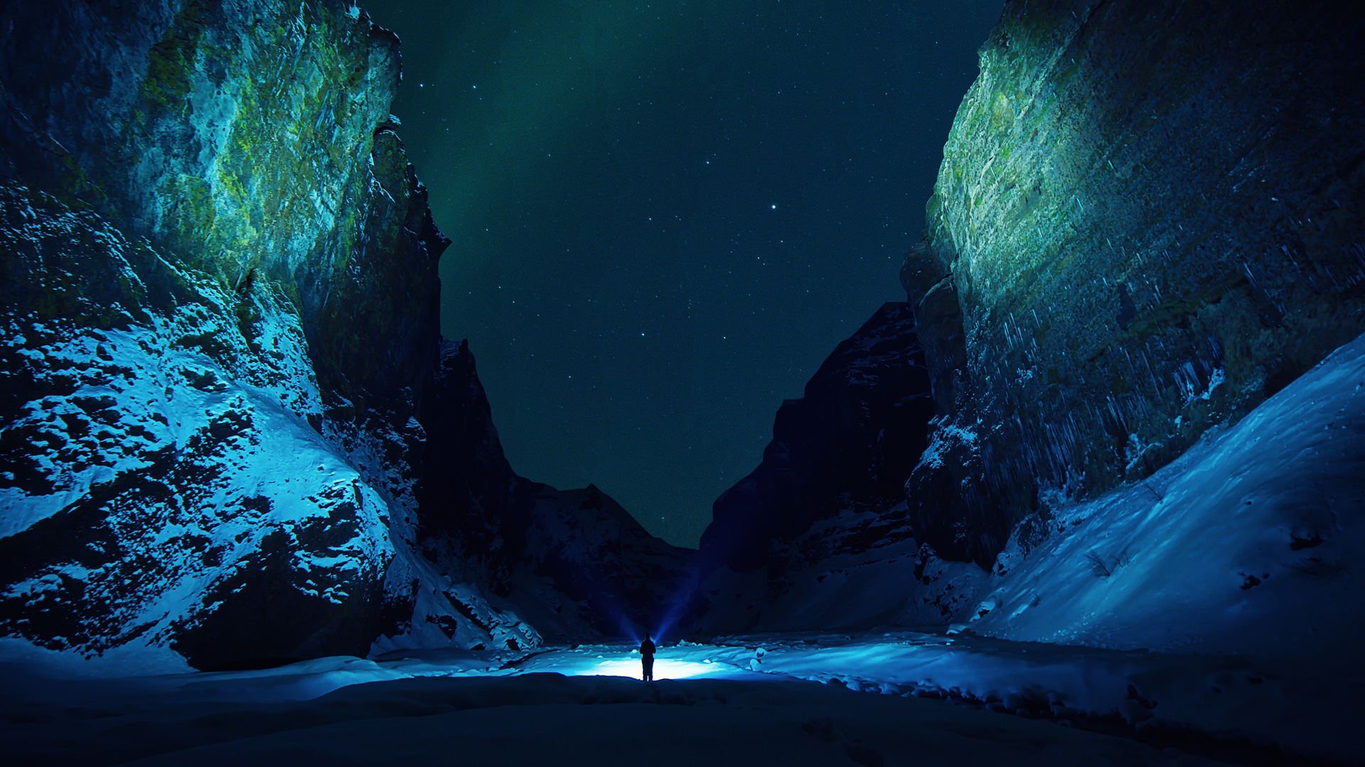 星空之夜，男人与光映石山雪景，2K高清风景壁纸，免费下载装点你的电脑桌面