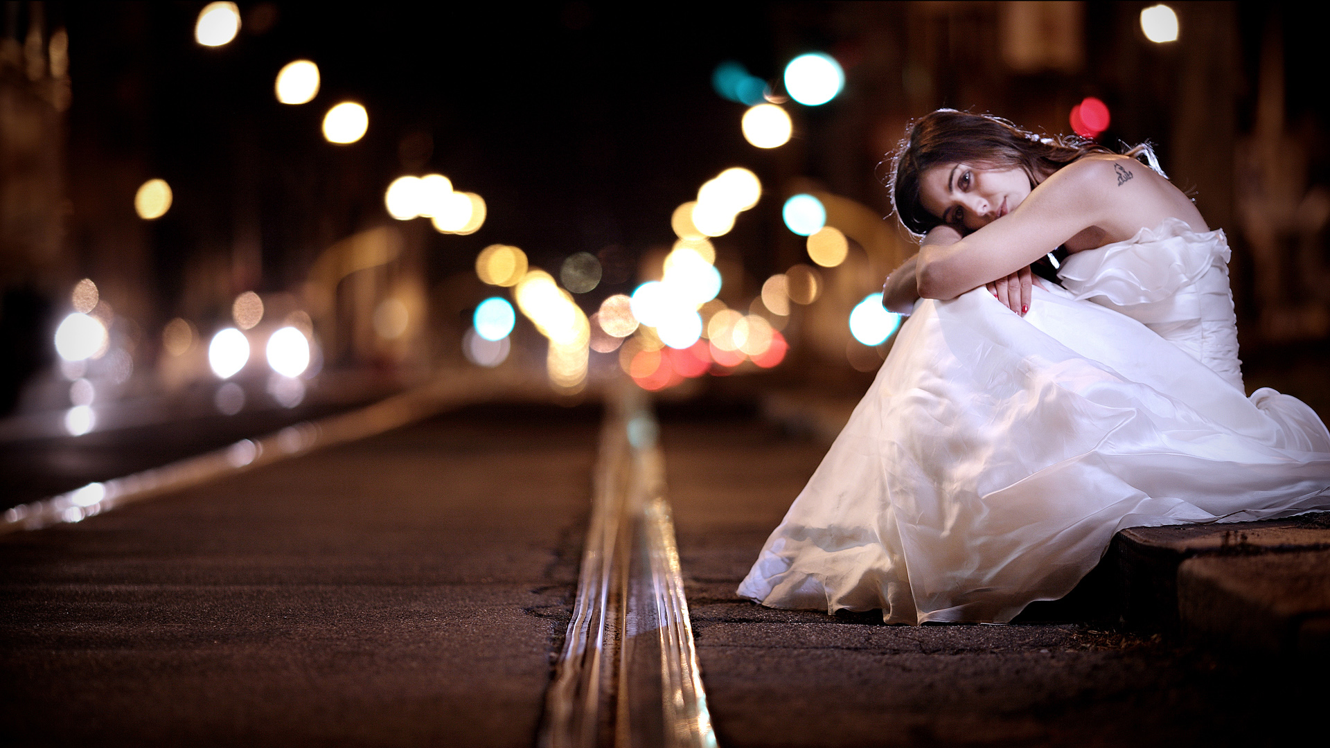 夜晚街道灯光璀璨，美女心情桌面壁纸，免费电脑壁纸高清下载